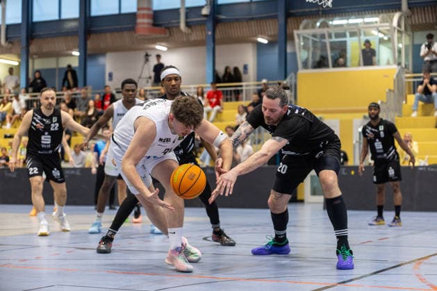 Jeremy Kolev (SV Fellbach Flashers, 77) behauptet sich hier gegen Dario Fiorentino (Hertener Loewen Basketball, 20). SV Fellbach Flashers vs. Hertener Loewen Basketball, Basketball,Barmer Basketball 2. Bundesliga ProB, Play-Offs, Saison 2025 2026, 11.04.2026, SV Fellbach Flashers vs. Hertener Loewen Basketball, Basketball,Barmer Basketball 2. Bundesliga ProB, Play-Offs, Saison 2025 2026, 11.04.2026 Fellbach *** Jeremy Kolev SV Fellbach Flashers, 77 asserts himself here against Dario Fiorentino Hertener Loewen Basketball, 20 SV Fellbach Flashers vs Hertener Loewen Basketball, Basketball,Barmer Basketball 2 Bundesliga ProB, Play Offs, Season 2025 2026, 11 04 2026, SV Fellbach Flashers vs Hertener Loewen Basketball, Basketball,Barmer Basketball 2 Bundesliga ProB, Play Offs, Season 2025 2026, 11 04 2026 Fellbach Copyright: xEibner-Pressefoto DavidexDixGiovx EP_DGI
