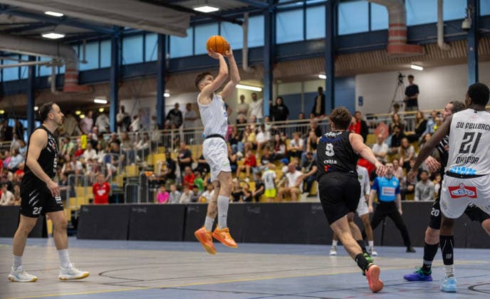 Nik Schlipf (SV Fellbach Flashers, 09) beim Wurf. SV Fellbach Flashers vs. Hertener Loewen Basketball, Basketball,Barmer Basketball 2. Bundesliga ProB, Play-Offs, Saison 2025 2026, 11.04.2026, SV Fellbach Flashers vs. Hertener Loewen Basketball, Basketball,Barmer Basketball 2. Bundesliga ProB, Play-Offs, Saison 2025 2026, 11.04.2026 Fellbach *** Nik Schlipf SV Fellbach Flashers, 09 at the throw SV Fellbach Flashers vs Hertener Loewen Basketball, Basketball,Barmer Basketball 2 Bundesliga ProB, Play Offs, Season 2025 2026, 11 04 2026, SV Fellbach Flashers vs Hertener Loewen Basketball, Basketball,Barmer Basketball 2 Bundesliga ProB, Play Offs, Season 2025 2026, 11 04 2026 Fellbach Copyright: xEibner-Pressefoto DavidexDixGiovx EP_DGI