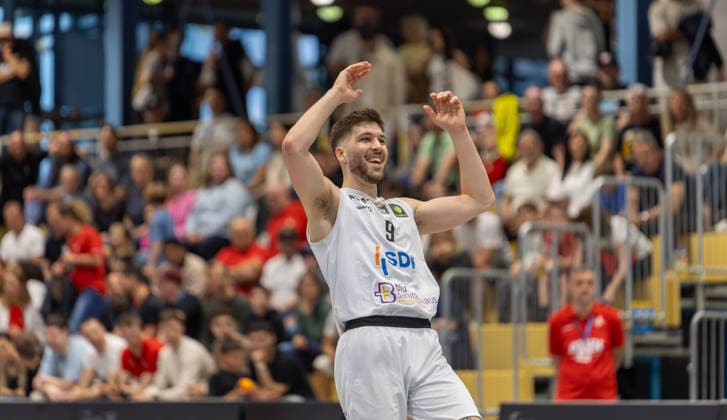 Nik Schlipf (SV Fellbach Flashers, 09) bejubelt einen Treffer fuer Drei. SV Fellbach Flashers vs. Hertener Loewen Basketball, Basketball,Barmer Basketball 2. Bundesliga ProB, Play-Offs, Saison 2025 2026, 11.04.2026, SV Fellbach Flashers vs. Hertener Loewen Basketball, Basketball,Barmer Basketball 2. Bundesliga ProB, Play-Offs, Saison 2025 2026, 11.04.2026 Fellbach *** Nik Schlipf SV Fellbach Flashers, 09 celebrates a goal for three SV Fellbach Flashers vs Hertener Loewen Basketball, Basketball,Barmer Basketball 2 Bundesliga ProB, Play Offs, Season 2025 2026, 11 04 2026, SV Fellbach Flashers vs Hertener Loewen Basketball, Basketball,Barmer Basketball 2 Bundesliga ProB, Play Offs, Season 2025 2026, 11 04 2026 Fellbach Copyright: xEibner-Pressefoto DavidexDixGiovx EP_DGI