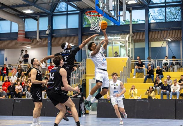 Brian Butler (SV Fellbach Flasher, 10) beim Korbleger. SV Fellbach Flashers vs. Hertener Loewen Basketball, Basketball,Barmer Basketball 2. Bundesliga ProB, Play-Offs, Saison 2025 2026, 11.04.2026, SV Fellbach Flashers vs. Hertener Loewen Basketball, Basketball,Barmer Basketball 2. Bundesliga ProB, Play-Offs, Saison 2025 2026, 11.04.2026 Fellbach *** Brian Butler SV Fellbach Flashers, 10 at the basket SV Fellbach Flashers vs Hertener Loewen Basketball, Basketball,Barmer Basketball 2 Bundesliga ProB, Play Offs, Season 2025 2026, 11 04 2026, SV Fellbach Flashers vs Hertener Loewen Basketball, Basketball,Barmer Basketball 2 Bundesliga ProB, Play Offs, Season 2025 2026, 11 04 2026 Fellbach Copyright: xEibner-Pressefoto DavidexDixGiovx EP_DGI