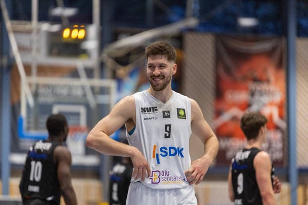 Ein noch sichtlich gut gelaunter Nik Schlipf (SV Fellbach Flashers, 09). SV Fellbach Flashers vs. Hertener Loewen Basketball, Basketball,Barmer Basketball 2. Bundesliga ProB, Play-Offs, Saison 2025 2026, 11.04.2026, SV Fellbach Flashers vs. Hertener Loewen Basketball, Basketball,Barmer Basketball 2. Bundesliga ProB, Play-Offs, Saison 2025 2026, 11.04.2026 Fellbach *** A still visibly cheerful Nik Schlipf SV Fellbach Flashers, 09 SV Fellbach Flashers vs Hertener Loewen Basketball, Basketball,Barmer Basketball 2 Bundesliga ProB, Play Offs, Season 2025 2026, 11 04 2026, SV Fellbach Flashers vs Hertener Loewen Basketball, Basketball,Barmer Basketball 2 Bundesliga ProB, Play Offs, Season 2025 2026, 11 04 2026 Fellbach Copyright: xEibner-Pressefoto DavidexDixGiovx EP_DGI