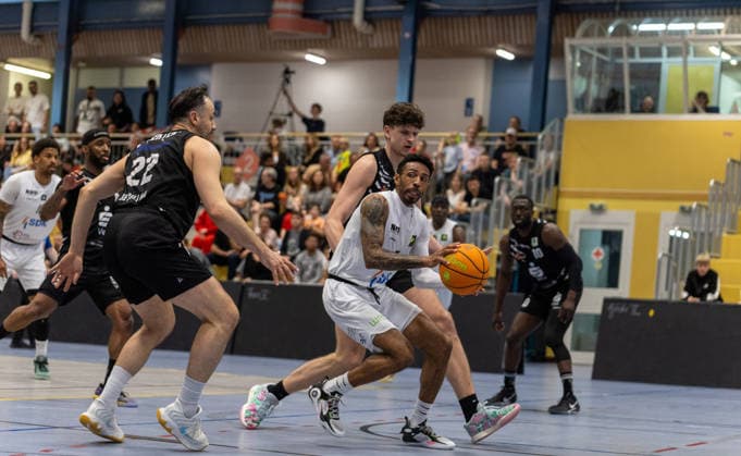 Tyseem Lamel Lyles (SV Fellbach Flashers, 07) behauptet hier den Ball gegen Tarik Jakupovic (Hertener Loewen Basketball, 14) & Faton Jetullahi (Hertener Loewen Basketball, 22). SV Fellbach Flashers vs. Hertener Loewen Basketball, Basketball,Barmer Basketball 2. Bundesliga ProB, Play-Offs, Saison 2025 2026, 11.04.2026, SV Fellbach Flashers vs. Hertener Loewen Basketball, Basketball,Barmer Basketball 2. Bundesliga ProB, Play-Offs, Saison 2025 2026, 11.04.2026 Fellbach *** Tyseem Lamel Lyles SV Fellbach Flashers, 07 claims the ball here against Tarik Jakupovic Hertener Loewen Basketball, 14 Faton Jetullahi Hertener Loewen Basketball, 22 SV Fellbach Flashers vs Hertener Loewen Basketball, Basketball,Barmer Basketball 2 Bundesliga ProB, Play Offs, Season 2025 2026, 11 04 2026, SV Fellbach Flashers vs Hertener Loewen Basketball, Basketball,Barmer Basketball 2 Bundesliga ProB, Play Offs, Season 2025 2026, 11 04 2026 Fellbach Copyright: xEibner-Pressefoto DavidexDixGiovx EP_DGI