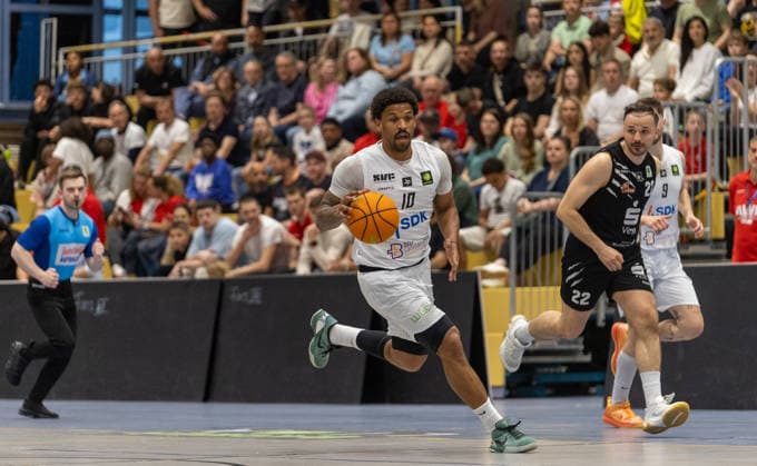 Brian Butler (SV Fellbach Flasher, 10) im Fokus. Faton Jetullahi (Hertener Loewen Basketball, 22) kann ihm nur zusehen. SV Fellbach Flashers vs. Hertener Loewen Basketball, Basketball,Barmer Basketball 2. Bundesliga ProB, Play-Offs, Saison 2025 2026, 11.04.2026, SV Fellbach Flashers vs. Hertener Loewen Basketball, Basketball,Barmer Basketball 2. Bundesliga ProB, Play-Offs, Saison 2025 2026, 11.04.2026 Fellbach *** Brian Butler SV Fellbach Flashers, 10 in focus Faton Jetullahi Hertener Loewen Basketball, 22 can only watch him SV Fellbach Flashers vs Hertener Loewen Basketball, Basketball,Barmer Basketball 2 Bundesliga ProB, Play Offs, Season 2025 2026, 11 04 2026, SV Fellbach Flashers vs Hertener Loewen Basketball, Basketball,Barmer Basketball 2 Bundesliga ProB, Play Offs, Season 2025 2026, 11 04 2026 Fellbach Copyright: xEibner-Pressefoto DavidexDixGiovx EP_DGI
