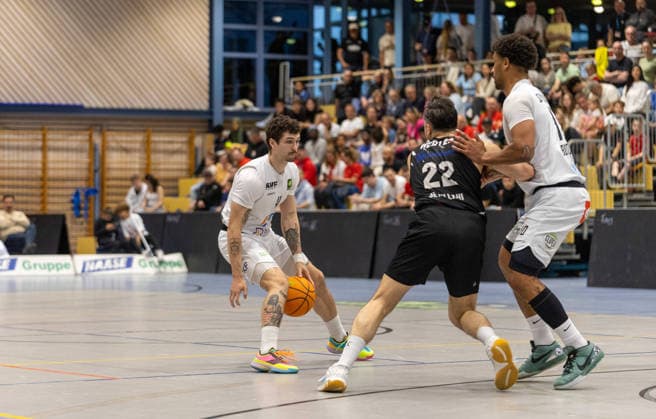Mateus Rodrigues Rocha (SV Fellbach Flashers, 04) im Dribbling gegen Faton Jetullahi (Hertener Loewen Basketball, 22), der von Brian Butler (SV Fellbach Flasher, 10) geblockt wird. SV Fellbach Flashers vs. Hertener Loewen Basketball, Basketball,Barmer Basketball 2. Bundesliga ProB, Play-Offs, Saison 2025 2026, 11.04.2026, SV Fellbach Flashers vs. Hertener Loewen Basketball, Basketball,Barmer Basketball 2. Bundesliga ProB, Play-Offs, Saison 2025 2026, 11.04.2026 Fellbach *** Mateus Rodrigues Rocha SV Fellbach Flashers, 04 dribbling against Faton Jetullahi Hertener Loewen Basketball, 22 , who is blocked by Brian Butler SV Fellbach Flashers, 10 SV Fellbach Flashers vs Hertener Loewen Basketball, Basketball,Barmer Basketball 2 Bundesliga ProB, Play Offs, Season 2025 2026, 11 04 2026, SV Fellbach Flashers vs Hertener Loewen Basketball, Basketball,Barmer Basketball 2 Bundesliga ProB, Play Offs, Season 2025 2026, 11 04 2026 Fellbach Copyright: xEibner-Pressefoto DavidexDixGiovx EP_DGI