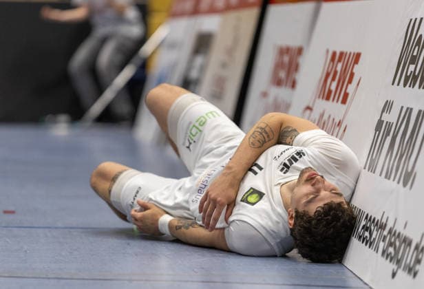 Mateus Rodrigues Rocha (SV Fellbach Flashers, 04) nach einem Foul am Boden. SV Fellbach Flashers vs. Hertener Loewen Basketball, Basketball,Barmer Basketball 2. Bundesliga ProB, Play-Offs, Saison 2025 2026, 11.04.2026, SV Fellbach Flashers vs. Hertener Loewen Basketball, Basketball,Barmer Basketball 2. Bundesliga ProB, Play-Offs, Saison 2025 2026, 11.04.2026 Fellbach *** Mateus Rodrigues Rocha SV Fellbach Flashers, 04 after a foul on the ground SV Fellbach Flashers vs Hertener Loewen Basketball, Basketball,Barmer Basketball 2 Bundesliga ProB, Play Offs, Season 2025 2026, 11 04 2026, SV Fellbach Flashers vs Hertener Loewen Basketball, Basketball,Barmer Basketball 2 Bundesliga ProB, Play Offs, Season 2025 2026, 11 04 2026 Fellbach Copyright: xEibner-Pressefoto DavidexDixGiovx EP_DGI
