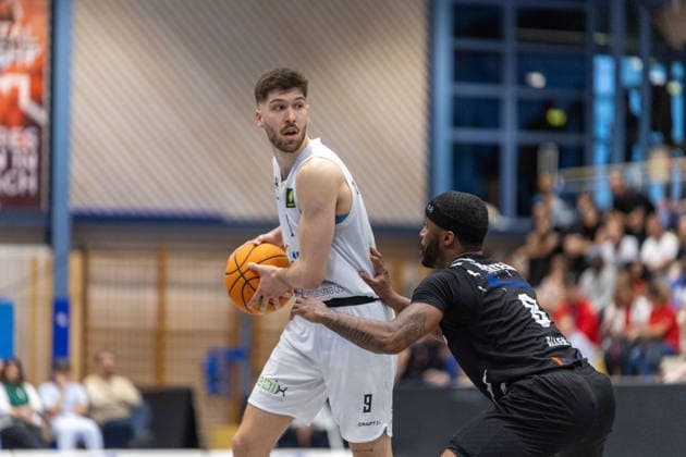 Nik Schlipf (SV Fellbach Flashers, 09) schuetzt hier den Ball gegen Bryant Allen (Hertener Loewen Basketball, 08). SV Fellbach Flashers vs. Hertener Loewen Basketball, Basketball,Barmer Basketball 2. Bundesliga ProB, Play-Offs, Saison 2025 2026, 11.04.2026, SV Fellbach Flashers vs. Hertener Loewen Basketball, Basketball,Barmer Basketball 2. Bundesliga ProB, Play-Offs, Saison 2025 2026, 11.04.2026 Fellbach *** Nik Schlipf SV Fellbach Flashers, 09 protects the ball here against Bryant Allen Hertener Loewen Basketball, 08 SV Fellbach Flashers vs Hertener Loewen Basketball, Basketball,Barmer Basketball 2 Bundesliga ProB, Play Offs, Season 2025 2026, 11 04 2026, SV Fellbach Flashers vs Hertener Loewen Basketball, Basketball,Barmer Basketball 2 Bundesliga ProB, Play Offs, Season 2025 2026, 11 04 2026 Fellbach Copyright: xEibner-Pressefoto DavidexDixGiovx EP_DGI