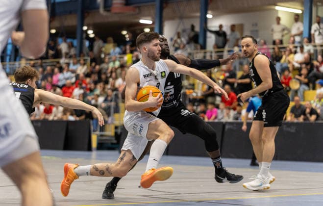 Nik Schlipf (SV Fellbach Flashers, 09) setzt sich gegen Gilbert Kofi Gyamfi (Hertener Loewen Basketball, 10) durch. Fellbach Flashers vs. Hertener Loewen Basketball, Basketball,Barmer Basketball 2. Bundesliga ProB, Play-Offs, Saison 2025 2026, 11.04.2026, SV Fellbach Flashers vs. Hertener Loewen Basketball, Basketball,Barmer Basketball 2. Bundesliga ProB, Play-Offs, Saison 2025 2026, 11.04.2026 Fellbach *** Nik Schlipf SV Fellbach Flashers, 09 prevails against Gilbert Kofi Gyamfi Hertener Loewen Basketball, 10 Fellbach Flashers vs Hertener Loewen Basketball, Basketball,Barmer Basketball 2 Bundesliga ProB, Play Offs, Season 2025 2026, 11 04 2026, SV Fellbach Flashers vs Hertener Loewen Basketball, Basketball,Barmer Basketball 2 Bundesliga ProB, Play Offs, Season 2025 2026, 11 04 2026 Fellbach Copyright: xEibner-Pressefoto DavidexDixGiovx EP_DGI