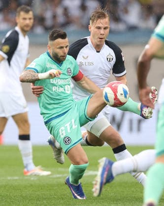 FC Zuerich - FC Lugano Renato Steffen gegen Ilan Sauter 11.04.2026 Stadion Letzigrund Zuerich, SCHWEIZ, Saison 2025 2026 Herren Fussball Super League FC Zuerich - FC Lugano Renato Steffen (li,FC Lugano) gegen Ilan Sauter (FC Zuerich) *** FC Zuerich FC Lugano Renato Steffen vs Ilan Sauter 11 04 2026 Stadium Letzigrund Zuerich, SWITZERLAND, Season 2025 2026 Men Soccer Super League FC Zuerich FC Lugano Renato Steffen li,FC Lugano vs Ilan Sauter FC Zuerich 
