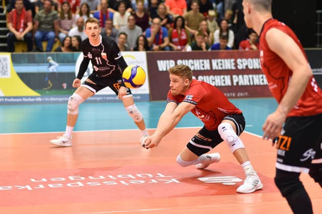Timon Schippmann (TV Rottenburg, 14) bei der Annahme, hinten Robin Leber (TV Rottenburg, 11), rechts Moritz Rauber (TV Rottenburg, 02) TV Rottenburg vs. FC Schuettorf 09, Volleyball, 2. Bundesliga, Playoff Halbfinale, Spiel 9, Saison 2025 2026, 11.04.2026, TV Rottenburg vs. FC Schuettorf 09, Volleyball, 2. Bundesliga, Playoff Halbfinale, Spiel 9, Saison 2025 2026, 11.04.2026 Rottenburg *** Timon Schippmann TV Rottenburg, 14 at the reception, back Robin Leber TV Rottenburg, 11 , right Moritz Rauber TV Rottenburg, 02 TV Rottenburg vs FC Schuettorf 09, Volleyball, 2 Bundesliga, Playoff semi-final, match 9, 2025 2026 season, 11 04 2026, TV Rottenburg vs FC Schuettorf 09, Volleyball, 2 Bundesliga, Playoff semi-final, match 9, 2025 2026 season, 11 04 2026 Rottenburg Copyright: xEibner-Pressefoto RalphxKunzex EP_RKE