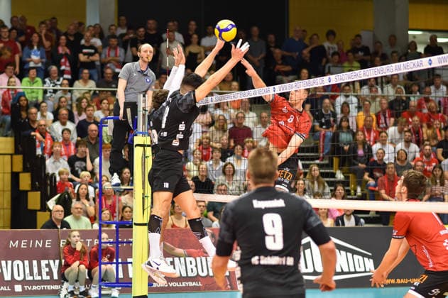im Angriff: Niklas Lichtenauer (TV Rottenburg, 08), im Block: Jose Carlos Vieira da Vinha (FC Schuettorf, 19), Milan Pajkic (FC Schuettorf, 18) TV Rottenburg vs. FC Schuettorf 09, Volleyball, 2. Bundesliga, Playoff Halbfinale, Spiel 9, Saison 2025 2026, 11.04.2026, TV Rottenburg vs. FC Schuettorf 09, Volleyball, 2. Bundesliga, Playoff Halbfinale, Spiel 9, Saison 2025 2026, 11.04.2026 Rottenburg *** in attack Niklas Lichtenauer TV Rottenburg, 08 , in block Jose Carlos Vieira da Vinha FC Schuettorf, 19 , Milan Pajkic FC Schuettorf, 18 TV Rottenburg vs FC Schuettorf 09, Volleyball, 2 Bundesliga, playoff semi-final, match 9, 2025 2026 season, 11 04 2026, TV Rottenburg vs FC Schuettorf 09, Volleyball, 2 Bundesliga, playoff semi-final, match 9, 2025 2026 season, 11 04 2026 Rottenburg Copyright: xEibner-Pressefoto RalphxKunzex EP_RKE