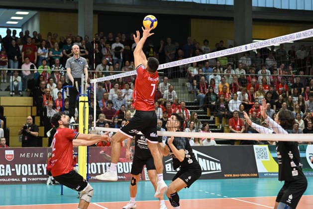 Milan Kvrzic (TV Rottenburg, 07) legt den Ball ueber das Netz TV Rottenburg vs. FC Schuettorf 09, Volleyball, 2. Bundesliga, Playoff Halbfinale, Spiel 9, Saison 2025 2026, 11.04.2026, TV Rottenburg vs. FC Schuettorf 09, Volleyball, 2. Bundesliga, Playoff Halbfinale, Spiel 9, Saison 2025 2026, 11.04.2026 Rottenburg *** Milan Kvrzic TV Rottenburg, 07 puts the ball over the net TV Rottenburg vs FC Schuettorf 09, Volleyball, 2 Bundesliga, Playoff semi-final, match 9, 2025 2026 season, 11 04 2026, TV Rottenburg vs FC Schuettorf 09, Volleyball, 2 Bundesliga, Playoff semi-final, match 9, 2025 2026 season, 11 04 2026 Rottenburg Copyright: xEibner-Pressefoto RalphxKunzex EP_RKE