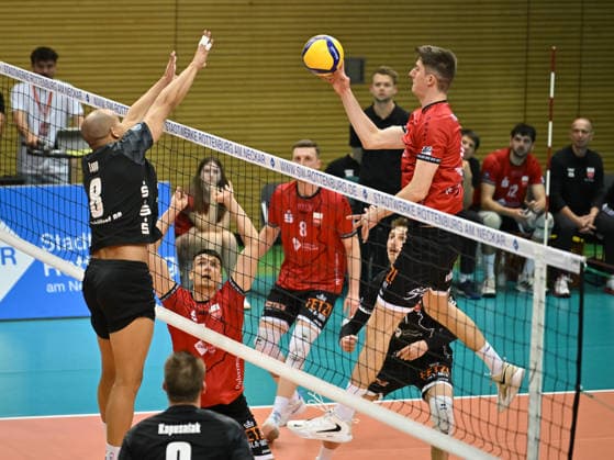 im Angriff: Maik Trautmann (TV Rottenburg, 06), im Block: Victor Augusto Lupp Pereira (FC Schuettorf, 08) TV Rottenburg vs. FC Schuettorf 09, Volleyball, 2. Bundesliga, Playoff Halbfinale, Spiel 9, Saison 2025 2026, 11.04.2026, TV Rottenburg vs. FC Schuettorf 09, Volleyball, 2. Bundesliga, Playoff Halbfinale, Spiel 9, Saison 2025 2026, 11.04.2026 Rottenburg *** in attack Maik Trautmann TV Rottenburg, 06 , in block Victor Augusto Lupp Pereira FC Schuettorf, 08 TV Rottenburg vs FC Schuettorf 09, Volleyball, 2 Bundesliga, Playoff semi-final, match 9, 2025 2026 season, 11 04 2026, TV Rottenburg vs FC Schuettorf 09, Volleyball, 2 Bundesliga, Playoff semi-final, match 9, 2025 2026 season, 11 04 2026 Rottenburg Copyright: xEibner-Pressefoto RalphxKunzex EP_RKE