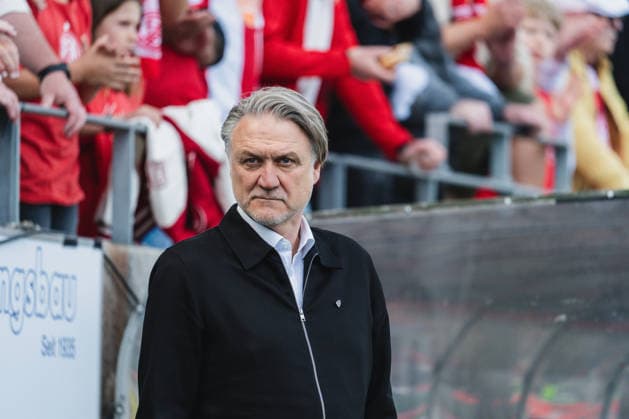 Dietmar Beiersdorfer als FC Ingolstadt 04 Sportdrirektor schaut grimmig Rot-Weiss Essen vs. FC Ingolstadt 04, Fussball, 3.Liga, 33.Spieltag, Saison 2025 26, 11.04.2026, DFL REGULATIONS PROHIBIT ANY USE OF PHOTOGRAPHS AS IMAGE SEQUENCES AND OR QUASI-VIDEO, Rot-Weiss Essen vs. FC Ingolstadt 04, Fussball, 3.Liga, 33.Spieltag, Saison 2025 26, 11.04.2026 Essen *** Dietmar Beiersdorfer as FC Ingolstadt 04 sports director looks grim Rot Weiss Essen vs FC Ingolstadt 04, Football, 3 Liga, Matchday 33, Season 2025 26, 11 04 2026, DFL REGULATES PROHIBIT ANY USE OF PHOTOGRAPHS AS IMAGE SEQUENCES AND OR QUASI VIDEO, Rot Weiss Essen vs FC Ingolstadt 04, Football, 3 Liga, Matchday 33, Season 2025 26, 11 04 2026 Essen Copyright: xEibner-Pressefoto LukasxBaldygax EP_LBA