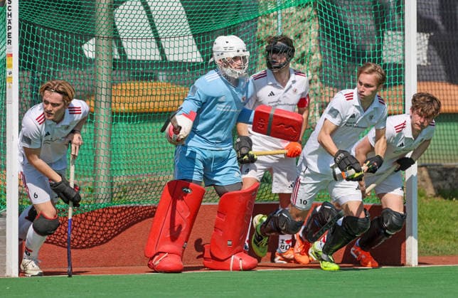 Feldhockey - 1. BL - SC Frankfurt 1880 - RW Köln - 11.04.26, Warten auf die Strafecke - Emil ROSS, Jakob STAPS, Leonard LOECKLE, Arne SELBACH (Frankfurt), - *** Field field hockey 1 BL SC Frankfurt 1880 RW Köln 11 04 26, Waiting for the penalty corner Emil ROSS, Jakob STAPS, Leonard LOECKLE, Arne SELBACH Frankfurt ,