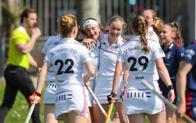 Feldhockey - 1. BL Damen - SC Frankfurt 1880 - Düsseldorfer HC- 11.04.26, Torjubel nach dem 1.3 durch Paula HEUSER (FRANKFURT), - *** Field Hockey 1 BL Women SC Frankfurt 1880 Düsseldorfer HC 11 04 26, Goal celebration after the 1 3 by Paula HEUSER FRANKFURT ,