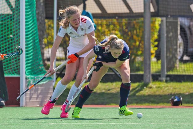Feldhockey - 1. BL Damen - SC Frankfurt 1880 - Düsseldorfer HC- 11.04.26, Annasophia MÖLLER (Frankfurt), Sara STRAUSS (DHC), - *** Field Hockey 1 BL Women SC Frankfurt 1880 Düsseldorfer HC 11 04 26, Annasophia MÖLLER Frankfurt , Sara STRAUSS DHC ,