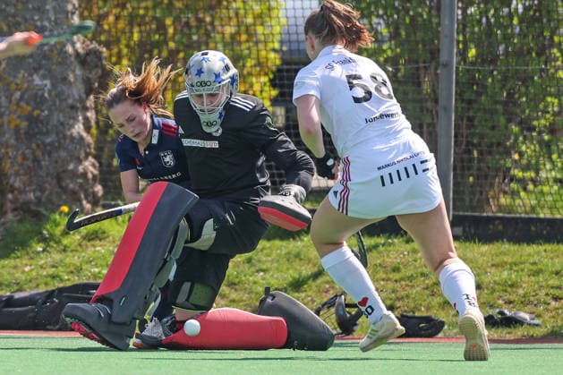 Feldhockey - 1. BL Damen - SC Frankfurt 1880 - Düsseldorfer HC- 11.04.26, Dicke Luft vor dem Frankfurter Tor - Torfrau Alexandra POLLEX (Frankfurt), - *** Field Hockey 1 BL Women SC Frankfurt 1880 Düsseldorfer HC 11 04 26, Thick air in front of the Frankfurt goal Goalkeeper Alexandra POLLEX Frankfurt ,