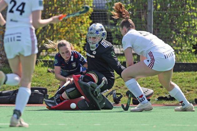 Feldhockey - 1. BL Damen - SC Frankfurt 1880 - Düsseldorfer HC- 11.04.26, Dicke Luft vor dem Frankfurter Tor - Torfrau Alexandra POLLEX (Frankfurt), - *** Field Hockey 1 BL Women SC Frankfurt 1880 Düsseldorfer HC 11 04 26, Thick air in front of the Frankfurt goal Goalkeeper Alexandra POLLEX Frankfurt ,