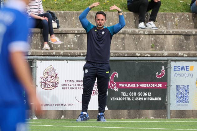 Fussball - VL MItte - FV Biebrich 02 - TUS Hornau - 11.04.26, Trainer Nazir Saridogan (Biebrich), - *** Soccer VL MItte FV Biebrich 02 TUS Hornau 11 04 26, Coach Nazir Saridogan Biebrich ,