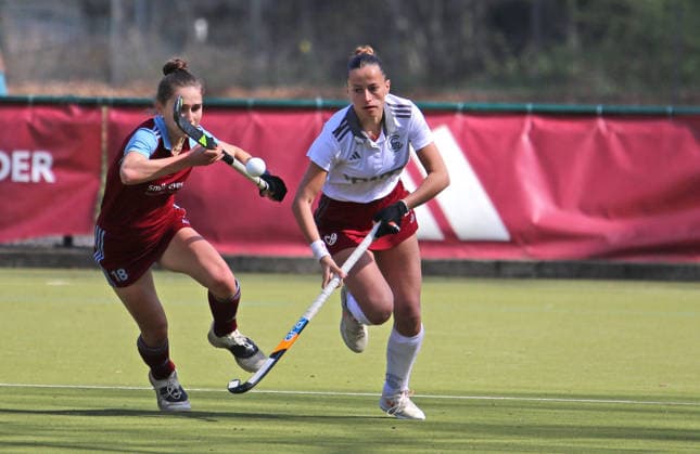 Feldhockey-Bundesliga der Damen: Jule Bloch (l.) vom UHC Hamburg im Kampf um den Ball mit Paula Nahr (r.) vom Münchner SC. *** Womens Field Hockey Bundesliga Jule Bloch l from UHC Hamburg battling for the ball with Paula Nahr r from Münchner SC