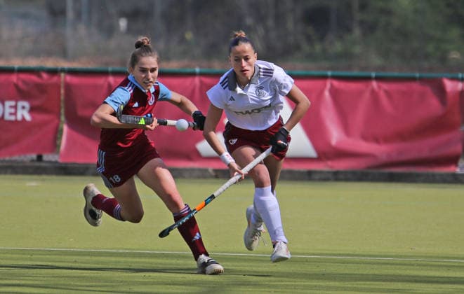 Feldhockey-Bundesliga der Damen: Jule Bloch (l.) vom UHC Hamburg im Kampf um den Ball mit Paula Nahr (r.) vom Münchner SC. *** Womens Field Hockey Bundesliga Jule Bloch l from UHC Hamburg battling for the ball with Paula Nahr r from Münchner SC