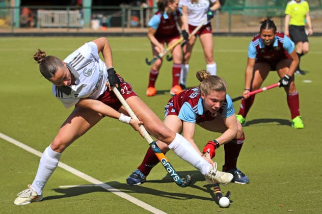 Feldhockey-Bundesliga der Damen: Paula Nahr (l.) vom Münchner SC im Duell mit Johanna Seelmaecker (r.) vom UHC Hamburg. *** Womens Field Hockey Bundesliga Paula Nahr l from Munich SC in a duel with Johanna Seelmaecker r from UHC Hamburg
