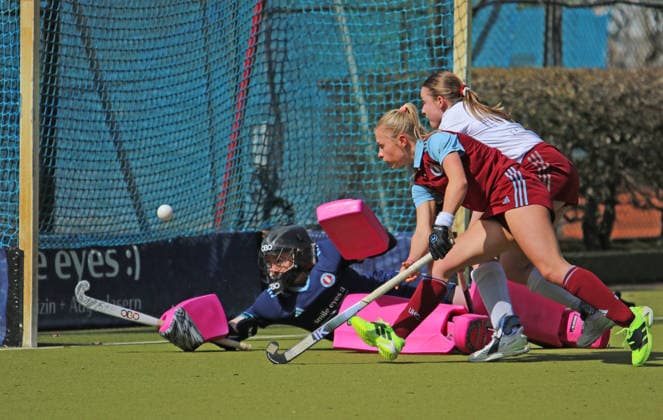 Feldhockey-Bundesliga der Damen: UHC-Torhüterin Mia Böhringer und Janne Dreyer (v.) verhindern einen Treffer von Luisa Walter (h.) vom Münchner SC. *** Womens Field Hockey Bundesliga UHC goalkeeper Mia Böhringer and Janne Dreyer v prevent a goal by Luisa Walter h from Munich SC