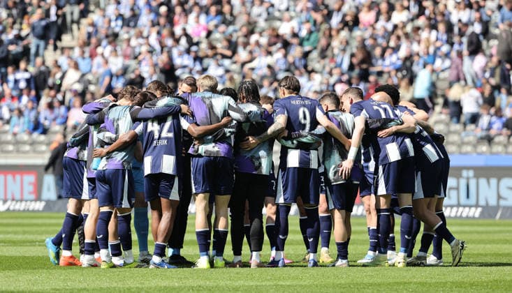 Berliner Mannschaftskreis vor Spielbeginn beim einschwören, Ritual Fußball Fussball DFL 2.Bundesliga Herren 29. Spieltag Saison 2025 2026 11.04.2026 Hertha BSC Berlin vs. 1.FC Kaiserslautern FCK DFL regulations prohibit any use of photographs as image sequences and or quasi-video