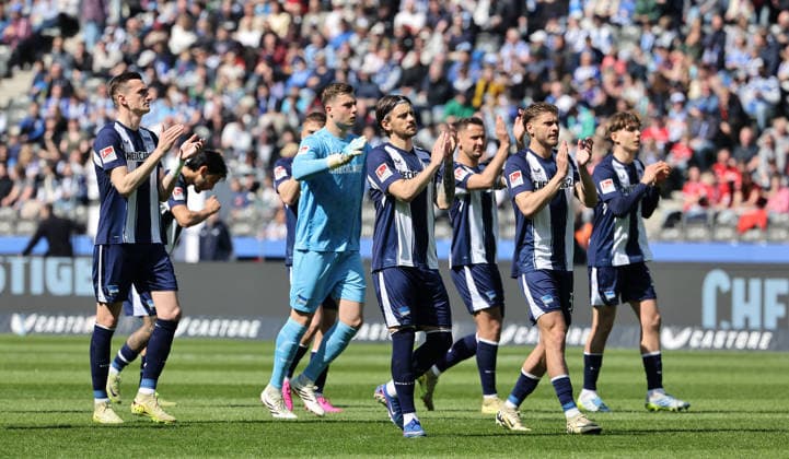 Hertha Mannschaft klatscht zu den Fans vor dem Spiel Fußball Fussball DFL 2.Bundesliga Herren 29. Spieltag Saison 2025 2026 11.04.2026 Hertha BSC Berlin vs. 1.FC Kaiserslautern FCK DFL regulations prohibit any use of photographs as image sequences and or quasi-video