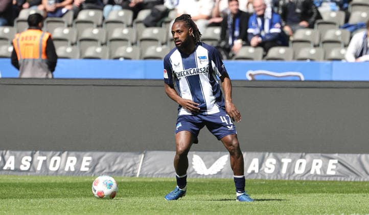 Deyovaisio Zeefuik am Ball Einzelbild Freisteller Aktion Fußball Fussball DFL 2.Bundesliga Herren 29. Spieltag Saison 2025 2026 11.04.2026 Hertha BSC Berlin vs. 1.FC Kaiserslautern FCK DFL regulations prohibit any use of photographs as image sequences and or quasi-video