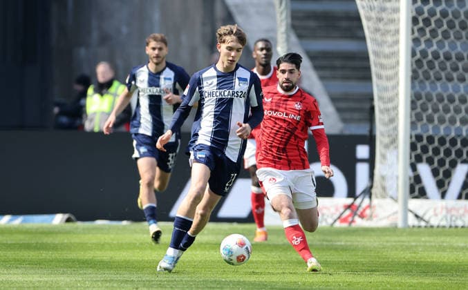 Kennet Eichhorn am Ball, Semih Sahin Zweikampf Spielszene Aktion Fußball Fussball DFL 2.Bundesliga Herren 29. Spieltag Saison 2025 2026 11.04.2026 Hertha BSC Berlin vs. 1.FC Kaiserslautern FCK DFL regulations prohibit any use of photographs as image sequences and or quasi-video