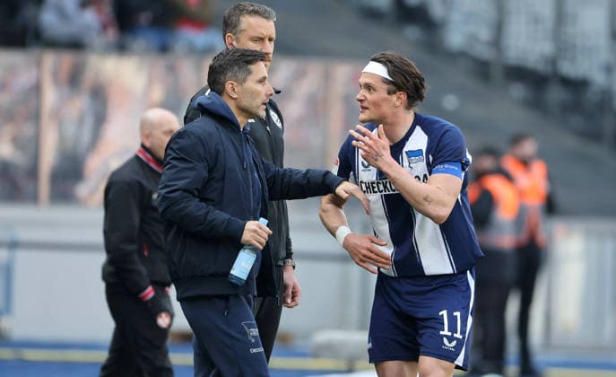 Trainer Stefan Leitl redet mit Fabian Reese Aktion Oberkörper Fußball Fussball DFL 2.Bundesliga Herren 29. Spieltag Saison 2025 2026 11.04.2026 Hertha BSC Berlin vs. 1.FC Kaiserslautern FCK DFL regulations prohibit any use of photographs as image sequences and or quasi-video
