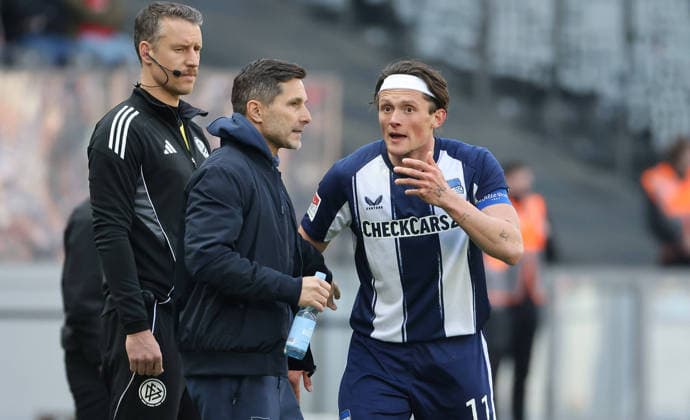 Trainer Stefan Leitl redet mit Fabian Reese Aktion Oberkörper Fußball Fussball DFL 2.Bundesliga Herren 29. Spieltag Saison 2025 2026 11.04.2026 Hertha BSC Berlin vs. 1.FC Kaiserslautern FCK DFL regulations prohibit any use of photographs as image sequences and or quasi-video