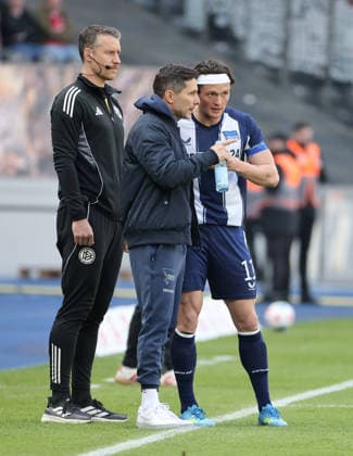 Trainer Stefan Leitl redet mit Fabian Reese Fußball Fussball DFL 2.Bundesliga Herren 29. Spieltag Saison 2025 2026 11.04.2026 Hertha BSC Berlin vs. 1.FC Kaiserslautern FCK DFL regulations prohibit any use of photographs as image sequences and or quasi-video
