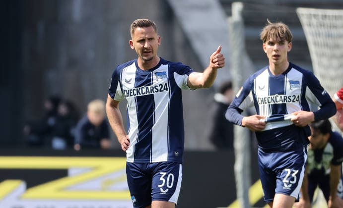 Paul Seguin zeigt Daumen hoch, Kennet Eichhorn Aktion Oberkörper Fußball Fussball DFL 2.Bundesliga Herren 29. Spieltag Saison 2025 2026 11.04.2026 Hertha BSC Berlin vs. 1.FC Kaiserslautern FCK DFL regulations prohibit any use of photographs as image sequences and or quasi-video