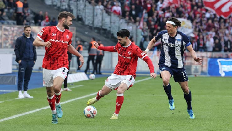 Simon Asta, Semih Sahin, Fabian Reese Zweikampf Spielszene Aktion Fußball Fussball DFL 2.Bundesliga Herren 29. Spieltag Saison 2025 2026 11.04.2026 Hertha BSC Berlin vs. 1.FC Kaiserslautern FCK DFL regulations prohibit any use of photographs as image sequences and or quasi-video