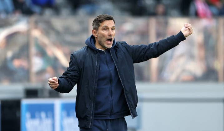 Trainer Stefan Leitl zeigend, gestikulierend Aktion Oberkörper Fußball Fussball DFL 2.Bundesliga Herren 29. Spieltag Saison 2025 2026 11.04.2026 Hertha BSC Berlin vs. 1.FC Kaiserslautern FCK DFL regulations prohibit any use of photographs as image sequences and or quasi-video