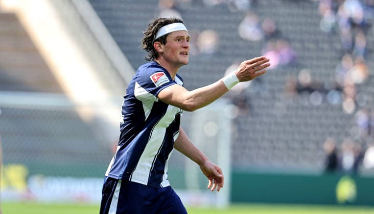 Fabian Reese zeigend, gestikulierend Aktion Oberkörper Fußball Fussball DFL 2.Bundesliga Herren 29. Spieltag Saison 2025 2026 11.04.2026 Hertha BSC Berlin vs. 1.FC Kaiserslautern FCK DFL regulations prohibit any use of photographs as image sequences and or quasi-video