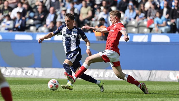 Michal Karbownik am Ball, Fabian Kunze Zweikampf Spielszene Aktion Fußball Fussball DFL 2.Bundesliga Herren 29. Spieltag Saison 2025 2026 11.04.2026 Hertha BSC Berlin vs. 1.FC Kaiserslautern FCK DFL regulations prohibit any use of photographs as image sequences and or quasi-video
