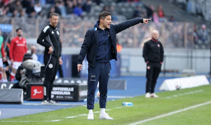 Trainer Stefan Leitl gibt Anweisungen Einzelbild Freisteller Aktion Fußball Fussball DFL 2.Bundesliga Herren 29. Spieltag Saison 2025 2026 11.04.2026 Hertha BSC Berlin vs. 1.FC Kaiserslautern FCK DFL regulations prohibit any use of photographs as image sequences and or quasi-video