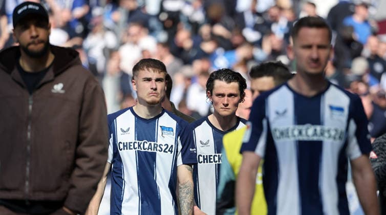 John Anthony Brooks, Marten Winkler, Fabian Reese, Paul Seguin enttäuscht nach Spielende Enttäuschung Fußball Fussball DFL 2.Bundesliga Herren 29. Spieltag Saison 2025 2026 11.04.2026 Hertha BSC Berlin vs. 1.FC Kaiserslautern FCK DFL regulations prohibit any use of photographs as image sequences and or quasi-video