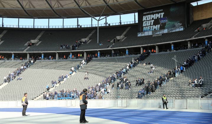 Herthafans verlassen die Ostkurve Fankurve Stadion Fußball Fussball DFL 2.Bundesliga Herren 29. Spieltag Saison 2025 2026 11.04.2026 Hertha BSC Berlin vs. 1.FC Kaiserslautern FCK DFL regulations prohibit any use of photographs as image sequences and or quasi-video