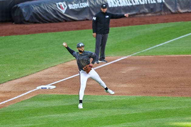 MLB, Baseball Herren, USA Athletics Vs. Mets New York Mets third baseman Bo Bichette 19 fields and throws to first base during the third inning of a baseball game against the Athletics at Citi Field in Flushing, New York, on April 11, 2026. Flushing N.Y. United States  Copyright: xGordonxDonovanx originalFilename:donovan-mlbathle260411_npSEM.jpg