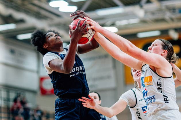 BB-1BL Damen Syntainics MBC Lions - BC Pharmaserv Marburg Khalis Cain (GISA Lions MBC), Allyson Fertig (BC Pharmaserv Marburg) waehrend der Saison 2025-2026 im Halbfinale Playoff im Spiel 1 von 5 in der DBBL Toyota Bundesliga Syntainics MBC Lions und BC Pharmaserv Marburg in der SWH Arena am 11. April 2026 in Halle Saale, Sachsen Anhalt, Deutschland