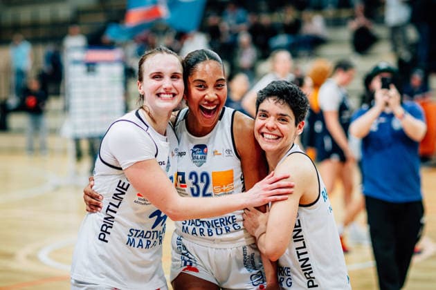 BB-1BL Damen Syntainics MBC Lions - BC Pharmaserv Marburg Greta Kampschroeder (BC Pharmaserv Marburg), Lia Kentzler (BC Pharmaserv Marburg), Ana Raimundo (BC Pharmaserv Marburg) waehrend der Saison 2025-2026 im Halbfinale Playoff im Spiel 1 von 5 in der DBBL Toyota Bundesliga Syntainics MBC Lions und BC Pharmaserv Marburg in der SWH Arena am 11. April 2026 in Halle Saale, Sachsen Anhalt, Deutschland