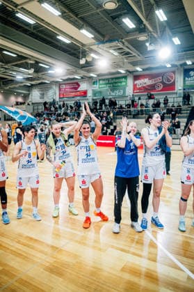 BB-1BL Damen Syntainics MBC Lions - BC Pharmaserv Marburg BC Pharmaserv Marburg jubeln nach dem Sieg waehrend der Saison 2025-2026 im Halbfinale Playoff im Spiel 1 von 5 in der DBBL Toyota Bundesliga Syntainics MBC Lions und BC Pharmaserv Marburg in der SWH Arena am 11. April 2026 in Halle Saale, Sachsen Anhalt, Deutschland