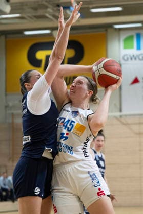 Toyota DBBL 2025 2026 - Syntainics MBC vs.BC Marburg Blue Dolphins Playoff Halbfinale, Game 1 Halle Saale, Deutschland 11.April 2026: Im Bild:v.li.Alexia Allesch (Halle) und Allyson Fertig (Marburg) Halle Saale swh.Arena Sachsen-Anhalt Deutschland