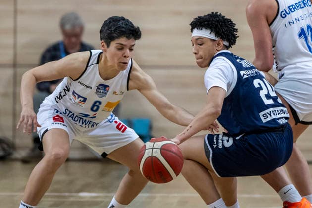Toyota DBBL 2025 2026 - Syntainics MBC vs.BC Marburg Blue Dolphins Playoff Halbfinale, Game 1 Halle Saale, Deutschland 11.April 2026: Im Bild:v.li.Ana Raimundo (Marburg) und Liz Smith (Halle) Halle Saale swh.Arena Sachsen-Anhalt Deutschland