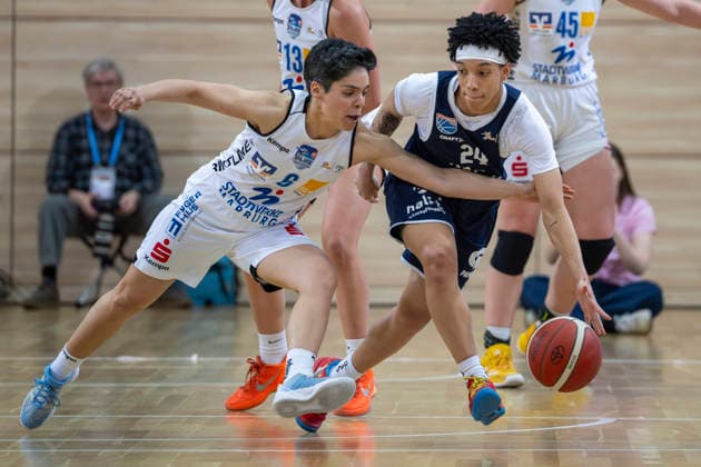 Toyota DBBL 2025 2026 - Syntainics MBC vs.BC Marburg Blue Dolphins Playoff Halbfinale, Game 1 Halle Saale, Deutschland 11.April 2026: Im Bild:v.li.Ana Raimundo (Marburg) und Liz Smith (Halle) Halle Saale swh.Arena Sachsen-Anhalt Deutschland