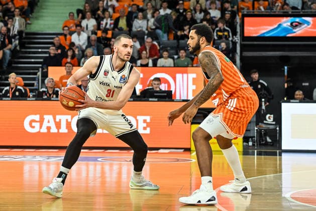 GER, BBL, ratiopharm Ulm vs BMA 365 Bamberg Baskets 11.04.2026, ratiopharm arena, Neu-Ulm, GER, BBL, ratiopharm Ulm vs BMA 365 Bamberg Baskets, im Bild Daniel Keppeler (Bamberg, 31), Joel Soriano (Ulm, 12)